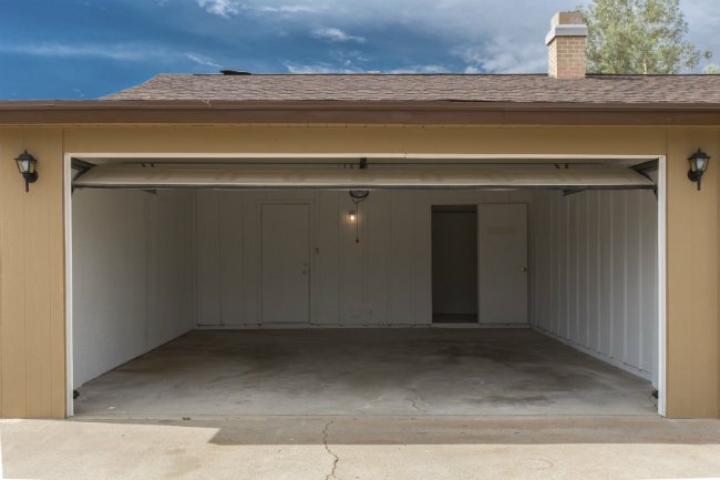 duży garaż z betonu